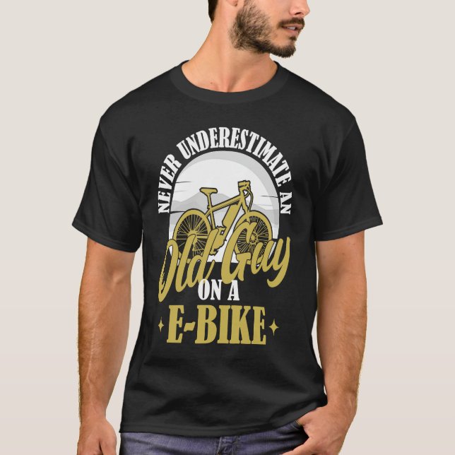 Electric Biker Never Underestimate An Old Man On A T-Shirt (Vorderseite)