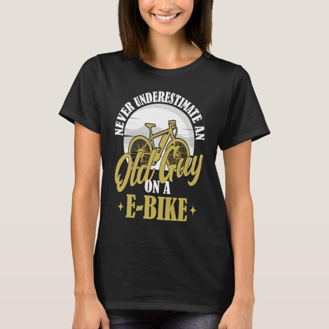 Electric Biker Never Underestimate An Old Man On A T-Shirt (Vorderseite)