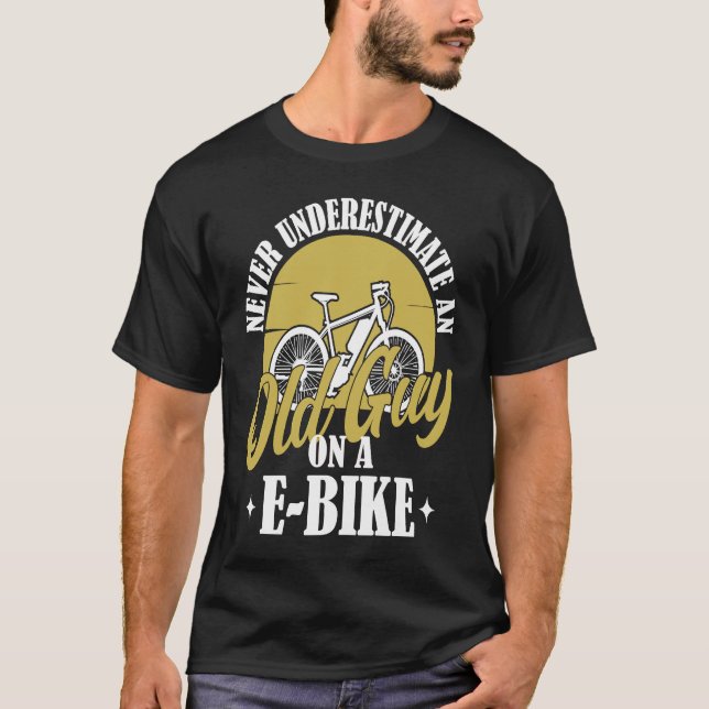 Electric Biker Never Underestimate An Old Man On A T-Shirt (Vorderseite)