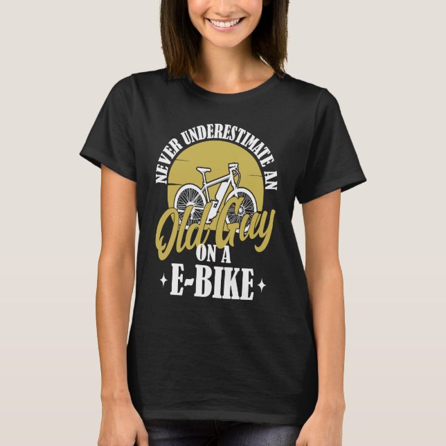 Electric Biker Never Underestimate An Old Man On A T-Shirt (Vorderseite)