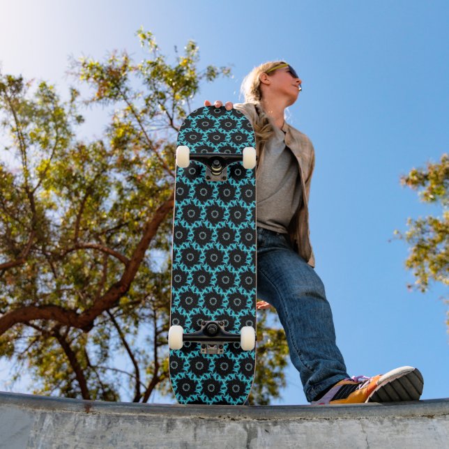 Electric Blue Mandala Skateboard (Außen 1)