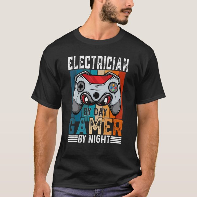 ELECTRICIAN by Day Gamer by Night Meme für Gamer T-Shirt (Vorderseite)