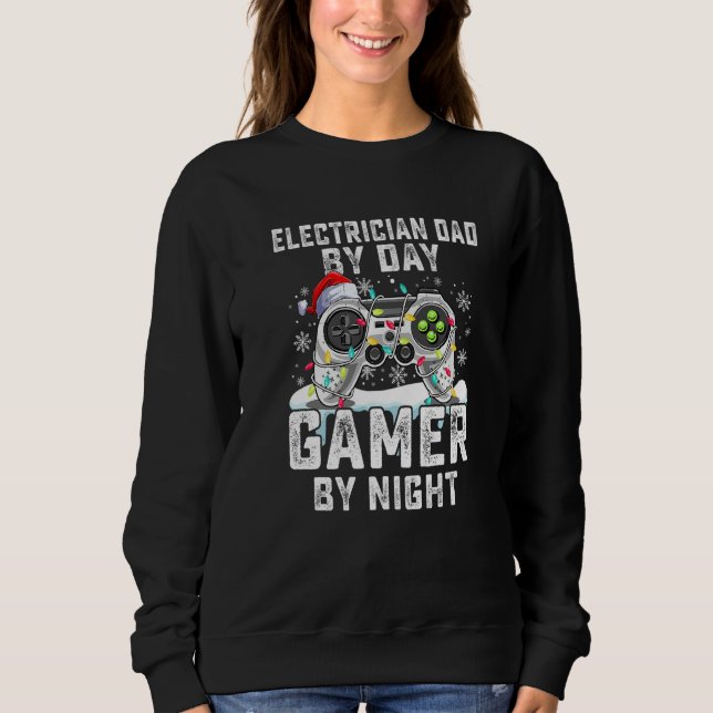 Electrician Dad By Day Gamer By Night Christmas Te Sweatshirt (Vorderseite)