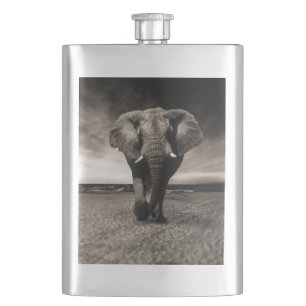 Elefant auf der Flucht Flachmann