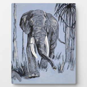 Elefant, der durch die waldreiche Savanne in Blau  Fotoplatte