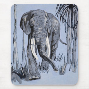 Elefant, der durch die waldreiche Savanne in Blau Mousepad