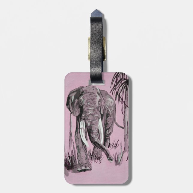 Elefant, der durch die waldreiche Savanne in Rosa  Gepäckanhänger (Rückseite vertikal)