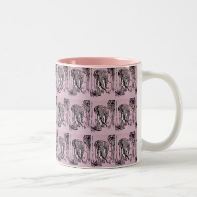 Elefant, der durch die waldreiche Savanne in Rosa  Zweifarbige Tasse (Rechts)