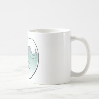Elefant, der herum in der Goldfisch-Schüssel Tasse
