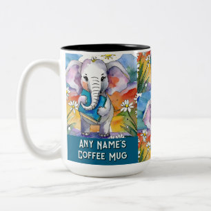 Elefant hält zweifarbiges Kaffeetasse mit dem groß