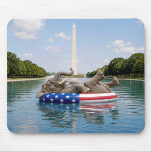 Elefant schwebt im Pool der National Mall Mousepad