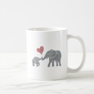 Elefant umarmt graue Mama und Baby mit rotem Kaffeetasse