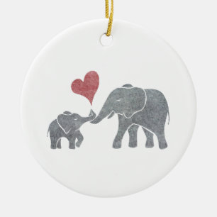 Elefant umarmt graue Mama und Baby mit rotem Keramikornament