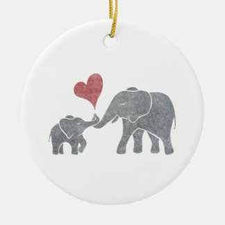 Elefant umarmt graue Mama und Baby mit rotem Keramikornament