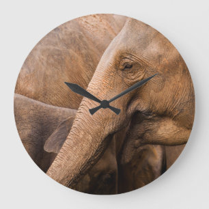 Elefantenfamilie: Majestic Wildlife Große Wanduhr