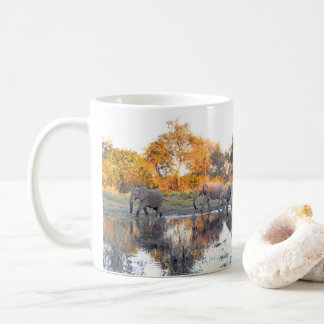 Elefantenherde an der Wasserstelle im Nachmittagsl Kaffeetasse