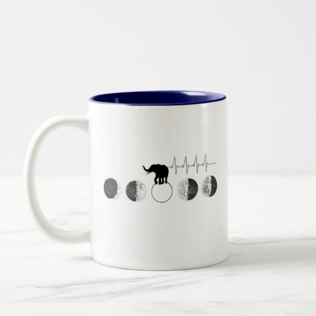 Elefantenspaziergang durch die Mondphasen Herzschl Zweifarbige Tasse (Links)