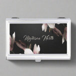 Eleganine Feminine Floral Typografy Monogram Visitenkarten Dose<br><div class="desc">Die elegante Feminine Floral Typografy Business Card Case - ein raffiniertes und stilvolles Accessoire, das Ihre berufliche Identität mit Anmut trägt. Dieses Kartengehäuse verbindet zarte Blumenmotive nahtlos mit eleganter Typografie und schafft so einen raffinierten und femininen Look. Die subtilen Blumenelemente verleihen dem Hotel eine charmante Touch, die es zu einer...</div>