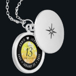 Elegant 13. Hochzeitstag in der Stadt Medaillon<br><div class="desc">Feiern Sie mit diesem Gedenklocket das 13. Jubiläum der Stadt! Elegante schwarze Serifen und serifenlose Schriftzeichen mit sechseckigen Konfetti auf gelb-orangefarbenem Mosaikhintergrund sorgen für eine unvergessliche Touch dieses besonderen Anlasses und Meilensteins. Passen Sie sich mit den Namen des glücklichen Paares und den Terminen für ihren Stadtjubiläum an. Design © W.H....</div>