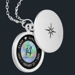 Elegant 14. Opal Hochzeitstag Medaillon<br><div class="desc">Gedenken Sie den 14. Hochzeitstag mit diesem eleganten Schloss! Elegante schwarze Serifen und serifenlose Schriftzeichen mit hexagonalen Konfetti auf einem irisierenden opalen Hintergrund fügen diesem besondere Anlass und Meilenstein eine unvergessliche Touch hinzu. Passen Sie sich mit den Namen des glücklichen Paares und den Terminen für ihr opales Jubiläum an. Design...</div>