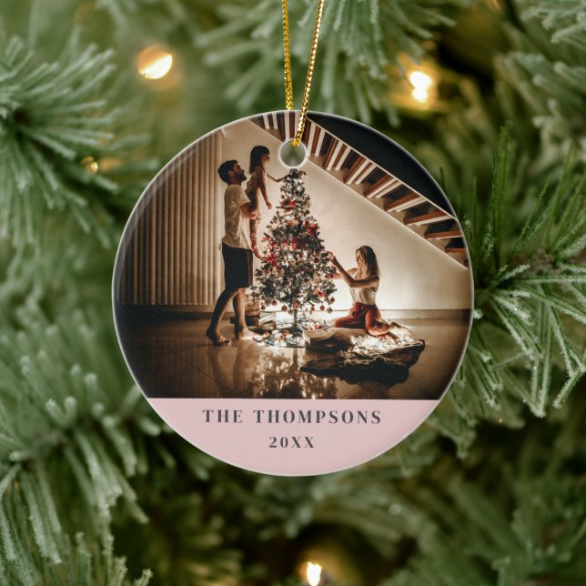 Elegant 2023 Family Foto Minimalistisch Rosa und G Keramik Ornament (Baum)