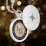 Elegant 28. Linen Hochzeitstag Feier Medaillon<br><div class="desc">Feiern Sie den 28. Hochzeitstag mit diesem Gedenkraum! Elegante Schwarz-Weiß-Schrift mit hexagonalen Konfetti auf weißem Leinenuntergrund verleihen diesem besondere Anlass eine unvergessliche Touch und einen außergewöhnlichen Meilenstein. Passen Sie sich die Initialen des Paares an, eine spezielle Nachricht und Termine für den Leinenjubiläum. Design © W.H. Sim. Weitere Informationen unter zazzle.com/expressionsoccasions...</div>