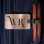Elegant 2 Monogramm Erstrosa Rose Gold Metal Gepäckanhänger<br><div class="desc">Girly Stylish Moderne elegante Rose Gold Metal 2 Ornament Monogram Initial Custom Personalisiert Personalisiert Luggage Bag Tag. Dieses Design mit zwei (2) Ornament Monogramm erste Typografie-Schriftart und die Rückseite Adresse Info über Imitate Rose Gold Brushed Metal (Rosa Gold metallische Folie Look) Hintergrund. Diese sind einfach zu anpassen. Stilvolles Geschenk für...</div>