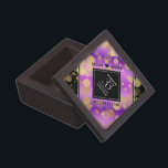 Elegant 33. Geburtstag von Amethyst Kiste<br><div class="desc">Feiern Sie den 33. amethystischen Hochzeitstag mit dieser stilvollen Sake-Box! Elegante Schwarz-Weiß-Schriften mit vergoldeten sechseckigen Konfetti auf einem amethystischen lila Hintergrund fügen diesem besondere Anlass eine unvergessliche Touch und einen außergewöhnlichen Meilenstein hinzu. Personalisieren Sie die Namen und Daten der Ehe des Paares. Design © W.H. Sim. Weitere Informationen unter zazzle.com/expressionsoccasions...</div>