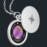 Elegant 33. Geburtstag von Amethyst Medaillon<br><div class="desc">Feiern Sie den 33. Hochzeitstag mit diesem eleganten Schloss! Elegante Schwarz-Weiß-Schriften mit vergoldeten sechseckigen Konfetti auf einem amethystischen lila Hintergrund fügen diesem besondere Anlass eine unvergessliche Touch und einen außergewöhnlichen Meilenstein hinzu. Passen Sie die Namen der glücklichen Paare an und fügen Sie Termine für ihren Amethyst-Jubiläum hinzu. Design © W.H....</div>