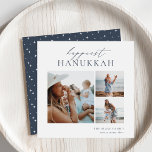 Elegant 3 Foto Collage Happiest Hanukkah<br><div class="desc">Freuen Sie sich auf diese modernen Hanukkah-Urlaubskarten mit 3 Ihrer Lieblingskarten (eine vertikale und zwei kleine horizontale oder landschaftlich orientierte). "Happiest Hanukkah" erscheint oben in der Hand mit Schriftzeichen und klassischen Serifenschriften. Personalisieren Sie mit Ihrem Familiennamen und dem Jahr unten rechts.</div>