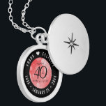 Elegant 40. Ruby Wedding Jubiläum Medaillon<br><div class="desc">Gedenken Sie den 40. Hochzeitstag mit diesem eleganten Schloss! Elegante schwarze Serifen und serifenlose Schriftzeichen mit hexagonalen Konfetti auf rubinrotem Hintergrund fügen diesem besondere Anlass eine unvergessliche Touch und einen außergewöhnlichen Meilenstein hinzu. Passen Sie sich mit den Namen des glücklichen Paares an. Fügen Sie noch mehr Anpassung mit einem Datum...</div>