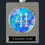 Elegant 41. Blue Topaz Hochzeitstag Banner-Ornament Silber<br><div class="desc">Feiern Sie den 41. blauen Topaz Hochzeitstag mit diesem begehrten Bannerdekor! Elegante Schwarz-Weiß-Schriften mit hexagonalen Konfetti auf einem zerulenblauen Hintergrund verleihen diesem besondere Anlass eine unvergessliche Touch und einen außergewöhnlichen Meilenstein. Personalisieren Sie sich mit den Namen des Paares, den Ehedaten und der Gratulationsbotschaft. Design © W.H. Sim. Weitere Informationen unter...</div>