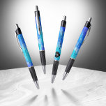 Elegant 41. Blue Topaz Hochzeitstag Kugelschreiber<br><div class="desc">Dieser Stift trägt dazu bei, den 41. blauen topaz Hochzeitsfeiern eine besondere Touch zu verleihen! Elegante Schwarz-Weiß-Schriften mit hexagonalen Konfetti auf einem zerulenblauen Hintergrund verleihen diesem besondere Anlass eine unvergessliche Touch und einen außergewöhnlichen Meilenstein. Personalisieren Sie mit den Namen des Paares, den Ehedaten und bis zu zwei (2) Gratulationsbotschaften. Design...</div>