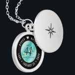 Elegant 44. Hochzeitstag in Türkis Medaillon<br><div class="desc">Feiern Sie das 44. türkisfarbene Hochzeitstag mit diesem Gedenklocket! Elegante Schwarz-Weiß-Schriften auf gelbem Marmor und grünlich-blauem Hintergrund verleihen diesem besondere Anlass eine unvergessliche Touch und einen außergewöhnlichen Meilenstein. Passen Sie sich die Namen der glücklichen Paare an und fügen Sie ein Datum für ihren türkisfarbenen Jahrestag hinzu. Design © W.H. Sim....</div>