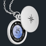 Elegant 45. Sapphire Hochzeit Jahrestag Medaillon<br><div class="desc">Feiern Sie mit diesem Gedenklocket den 45. Saphirhochzeit-Jubiläum! Elegante schwarze Serifen und serifenlose Schriftzeichen mit hexagonalen Konfetti auf einem saphirblauen Hintergrund sorgen für eine unvergessliche Touch für diesen besondere Anlass und einen außergewöhnlichen Meilenstein. Passen Sie die Namen der glücklichen Paare an und fügen Sie ein Datum für ihren Saphirjubiläum hinzu....</div>