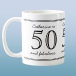 Elegant 50 und fabelhafter Individuelle Name Gebur Kaffeetasse<br><div class="desc">Eine elegante,  moderne Typografie 50 und ein fabelhaftes personalisiertes Namensdesign mit einer einfachen Doppelrandlinie,  die Ihnen helfen,  diesen unvergesslichen Meilenstein zu feiern. Ändern Sie den Namen und das Alter,  um anzupassen.</div>