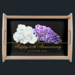 Elegant 50th Wedding Anniversary Floral Gold Black Serviertablett<br><div class="desc">Ein wunderschönes Bouquet mit lila Wisteria und weißen Rosenhütten mit schwarzem Hintergrund. Dieses wunderschöne botanische 50. Hochzeitstag-Mémento-Tablett kann mit Ihrer Jubiläumsbotschaft und den Namen des Ehepaares in einem prächtigen goldenen Schrift Typografie-Schriftart angepasst werden.</div>