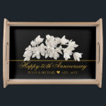 Elegant 50th Wedding Anniversary Floral Gold Black Serviertablett<br><div class="desc">Spektakuläre weiße Orchideen-Blume vor schwarzem Hintergrund. Dieses wunderschöne botanische 50. Hochzeitstag-Mémento-Tablett kann mit Ihrer Jubiläumsbotschaft,  Namen und Daten in einem prächtigen Goldskripttypografie-Schriftart angepasst werden. Nutzen Sie es auch für andere Gelegenheiten!</div>