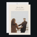 Elegant 5 Foto Collage Script kalligraphische Hoch Save The Date<br><div class="desc">modern 5 Foto Skript kalligraphische Hochzeit Speichern Sie das Datum. Diese elegante Karte enthält ein Foto von 1 Foto1 auf der Vorderseite und 4 auf der Rückseite mit individuellem Text und Hintergrund.</div>