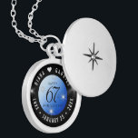 Elegant 67. Star Sapphire Hochzeit Jahrestag Medaillon<br><div class="desc">Feiern Sie das 67. Hochzeitsjubiläum mit diesem Gedenklocket! Elegante Schwarz-Weiß-Schriften mit stylisierten Sternen, die auf einem saphirblauen Hintergrund glitzern, sorgen für eine unvergessliche Touch für diesen besondere Anlass und einen außergewöhnlichen Meilenstein. Passen Sie sich die Namen der glücklichen Paare an und fügen Sie Termine für ihren Saphirjubiläum hinzu. Design ©...</div>