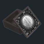 Elegant 70. Platinum Hochzeitstag Kiste<br><div class="desc">Feiern Sie den 70. Hochzeitstag stilvoll mit dieser Gedenktafel! Elegante schwarz-weiße Serifenschrift mit sechseckigen Konfetti auf Platin- und schwarzen Hintergründen verleihen diesem besondere Anlass eine unvergessliche Touch und einen außergewöhnlichen Meilenstein. Passen Sie sich mit den Namen des glücklichen Paares, den Jahren der Ehe und den Glückwünschen für ihren Platinjubiläum an....</div>