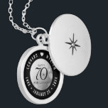 Elegant 70. Platinum Hochzeitstag Medaillon<br><div class="desc">Feiern Sie das 70. Hochzeitsjubiläum mit diesem Gedenklocket! Elegante Schwarz-Weiß-Schriften mit hexagonalen Konfetti auf Platin-Folie-Hintergrund verleihen diesem besondere Anlass eine unvergessliche Touch und einen außergewöhnlichen Meilenstein. Passen Sie sich die Namen der glücklichen Paare an und fügen Sie Termine für ihren Platinstag hinzu. Design © W.H. Sim. Weitere Informationen unter zazzle.com/expressionsoccasions...</div>