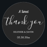 Elegant A Sweet Danke Gastgeschenk Hochzeit Runder Aufkleber<br><div class="desc">Elegant A Sweet Dankeschön Gastgeschenk Hochzeit Classic Round Sticker Elegant A Sweet Dankeschön Gastgeschenk Hochzeit Stickers Hochzeitsaufkleber für Favoriten,  ein Dankeschön-Aufkleber,  Gastgeschenk Aufkleber,  Hochzeitskartentetiketten,  Liebesetiketten,  Gastgeschenk Hochzeit-Aufkleber,  elegant, danke Ihnen Aufkleber, Schwarz-Weiß</div>