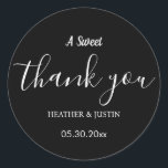 Elegant A Sweet Danke Gastgeschenk Hochzeit Runder Aufkleber<br><div class="desc">Elegant A Sweet Dankeschön Gastgeschenk Hochzeit Classic Round Sticker Elegant A Sweet Dankeschön Gastgeschenk Hochzeit Stickers Hochzeitsaufkleber für Favoriten,  ein Dankeschön-Aufkleber,  Gastgeschenk Aufkleber,  Hochzeitskartentetiketten,  Liebesetiketten,  Gastgeschenk Hochzeit-Aufkleber,  elegant, danke Ihnen Aufkleber, Schwarz-Weiß</div>