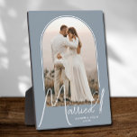 Elegant Arch Wedding Foto Dusty Blue Fotoplatte<br><div class="desc">Ein besonderer Keepake präsentiert Ihr Foto in elegantem Bogen-Design mit dem Text "Verheiratet" in schicken Texten, Ihren Namen und Ihren Hochzeitstermin auf einem staubigen blauen Hintergrund. Ein wunderschönes Geschenk für Ihre Familie und ein fantastisches Gedächtnis, das Sie auf Ihrer eigenen Zuhause ausstellen können. HINTERGRUND Farbe kann geändert werden! MEHR FARBEN...</div>