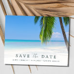 Elegant Beach Wedding Save the Date Ankündigungspostkarte<br><div class="desc">Holen Sie sich Ihre Gäste mit unseren eleganten Strandkarten Save the Date für Hochzeiten bereit. Die Vorderseite dieser Postkarte zeigt ein schönes Foto einer Palme und einen unberührten tropischen Strand. Mit seinem Sand und kristallklarem türkisfarbenem Wasser transportiert dieses Bild Ihre Gäste in eine ruhige Oase und vermittelt sofort die Schönheit...</div>