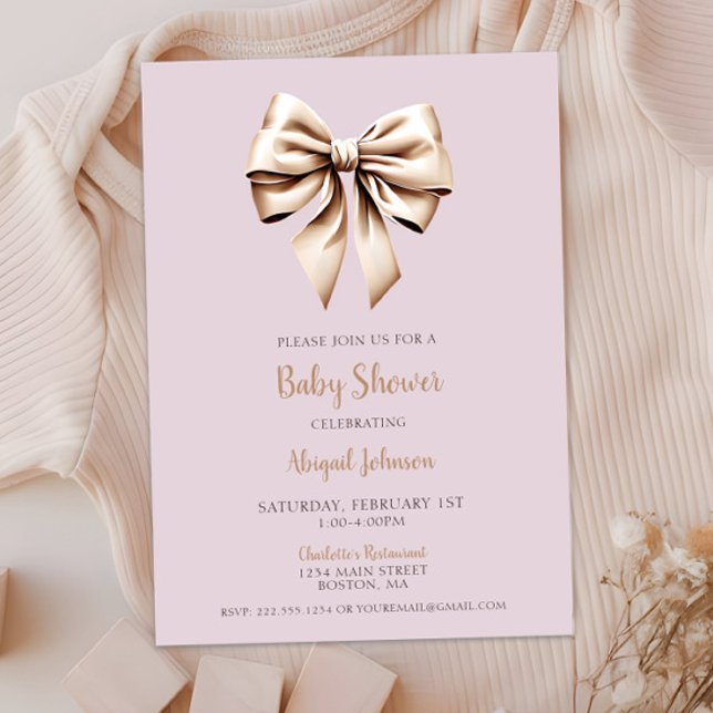 Elegant Beige Coquette Bow Baby Shower Einladung (Elegant Beige Coquette Bow Baby Shower Invitation, Baby Girl Shower, Modern Script, Classic Chic)