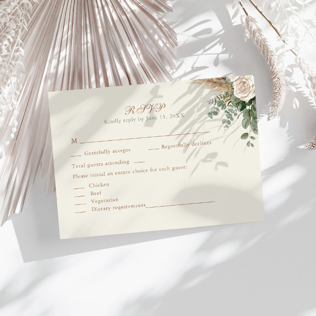 Elegant Beige Pampas Grass & Rose Wedding RSVP Karte (Elegant Beige Pampas Grass & Rose Wedding RSVP Card on a sunny table with neutral dry botanicals)
