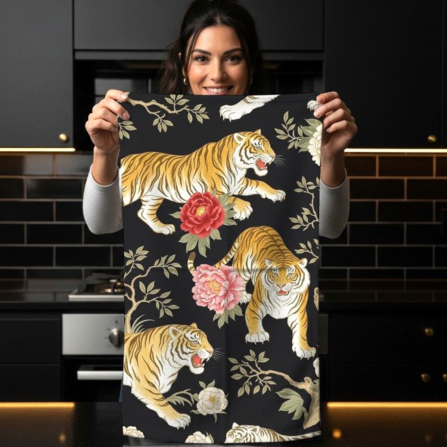 Elegant Black Chinoiserie Tiger and Peony Pattern Geschirrtuch (Von Creator hochgeladen)