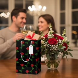 Elegant Black Gift Bag with Hand-Drawn Red Roses Mittlere Geschenktüte